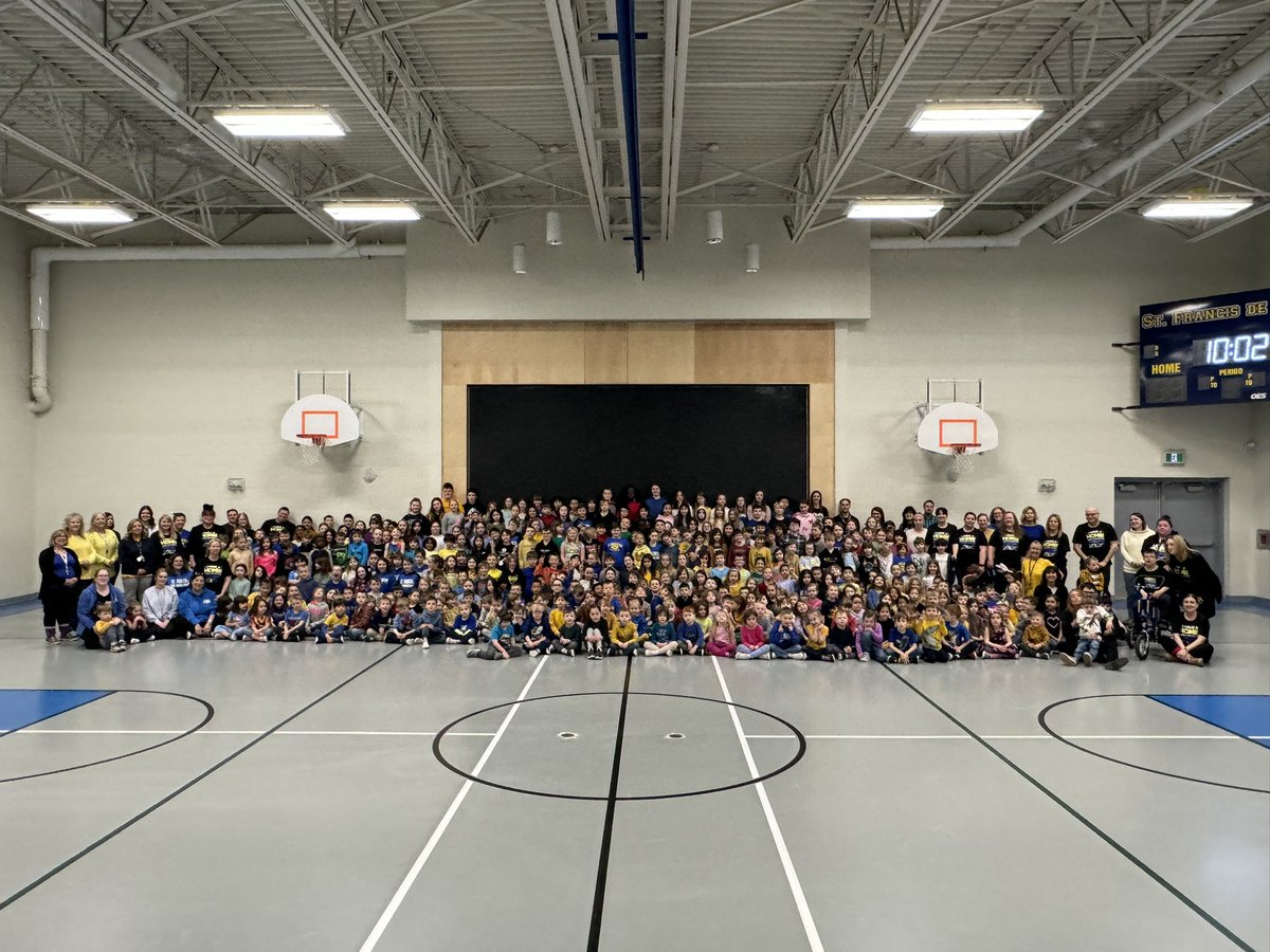 FrancisdeSf's tweet photo. Today was DOWN-right perfect as we celebrated #WorldDownSyndromeDay2024 and our friend Simon! Everyone looked great in blue, yellow and fun socks! 
It was a greatday of learning about inclusivity and finding joy in what makes each of us different! 
#IBelongHereCDSBEO @tracy_brien https://t.co/IlFeQtdmtU