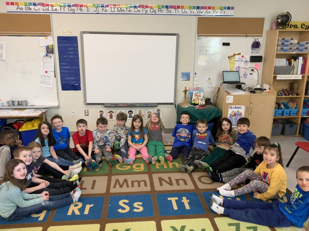 FrancisdeSf's tweet photo. Today was DOWN-right perfect as we celebrated #WorldDownSyndromeDay2024 and our friend Simon! Everyone looked great in blue, yellow and fun socks! 
It was a greatday of learning about inclusivity and finding joy in what makes each of us different! 
#IBelongHereCDSBEO @tracy_brien https://t.co/IlFeQtdmtU