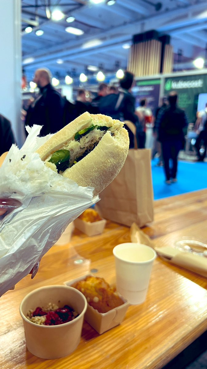 Vegetarian lunch was ok.🌝
The baguette is as hard as a rock.🌚