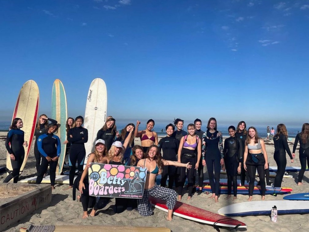 Did you know that UC San Diego has a womxn surfing collective? Meet Betty Boarders! 🏄‍♀️ 🌊 Visit bit.ly/3IQyqRL for more information! #WHM #WomensHistoryMonth #UCSD #UCSanDiego