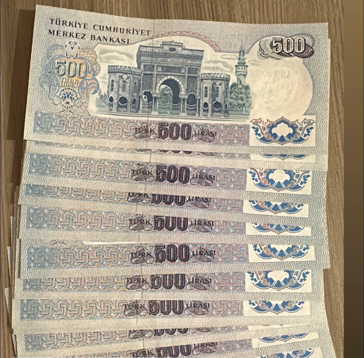 500₺’lik banknotlar hayırlı olsun, ben beğendim. Arka yüzde İstanbul Üniversitesi olması da ayrıca güzel…