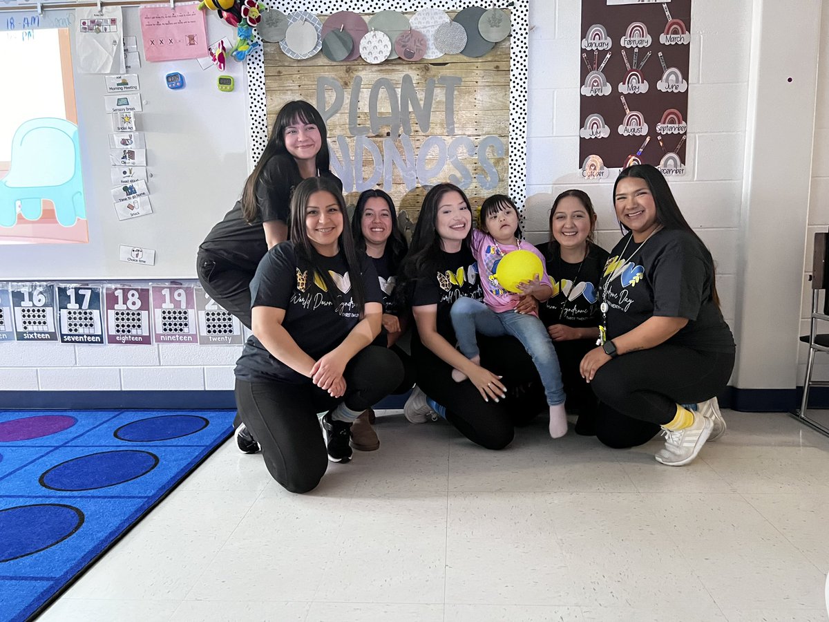 Bee_neoxo's tweet photo. Happy World Down Syndrome Day! We love our Lesly so much!!!! Spreading kindness and compassion all year 💙💛💙💛 https://t.co/XfMTerwae6