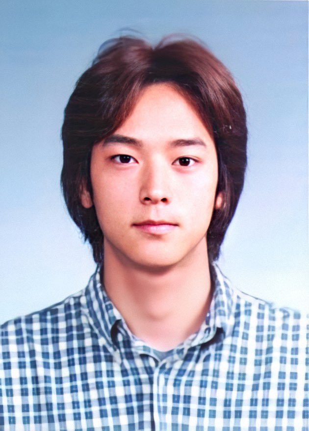 HoliiiiCiTrA's tweet photo. 이얼굴이 고3이라고? 
동언은
이 얼굴로 수능 준비하고
이 얼굴로 수학문제 풀고
이 얼굴로 문학에 머리 깨질라 그러고
이 얼굴로 아리스토텔레스 벤담 칸트 외우고
....
ㅈ고딩 시절도 아름다웠을 그 이. https://t.co/b1KRI3bDl7