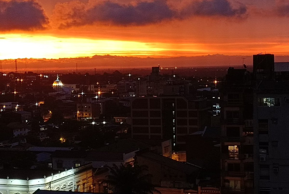 "...ya no llueve en tu olvido y aunque el pasado está escondido y lejos no tienes más remedio que mirarlo"
Bienvenido otoño 2024
Foto del atardecer ahora.