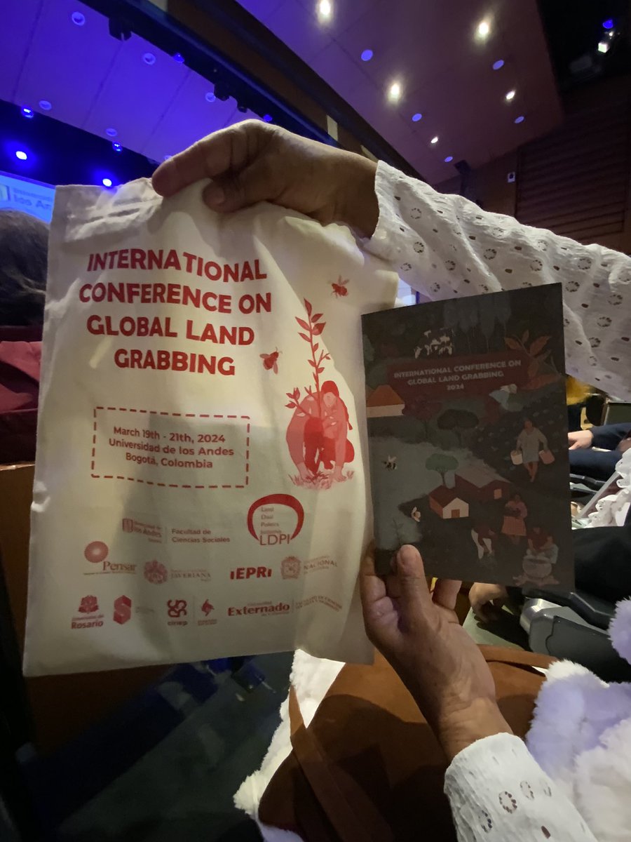 riosvivoscol's tweet photo. Las comunidades afectadas por represas también somos campesinas. Que viva la juntanzas de nuestras luchas! Contra el despojo y acaparamiento de tierras. , @Anzorc, @renacientes @Asoquimbo, @MRV_Santander  @ASOCOMSUAREZ @Comunidad_SETAA  #Onuira #Clocviacampesinacolombia https://t.co/9jc07wsV6f