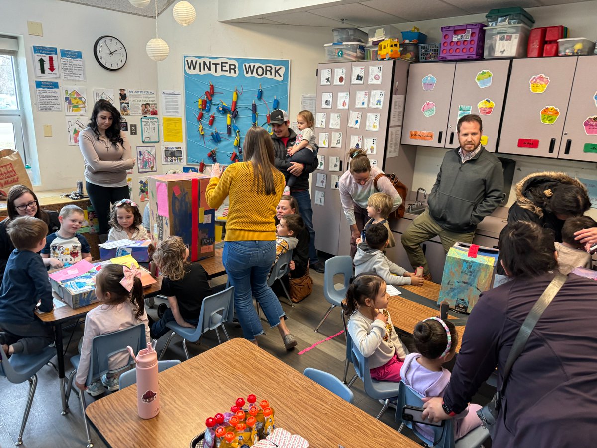 Ms. Bass' ECE class had a Celebration of Learning event for their Building study! Swipe to see their Cardboard City 🏦🐾 #watchmeROAR #PSDProud
