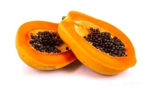 La papaya actúa contra la vejez prematura, previene la degeneración visual, protege el corazón y evita la gastritis.