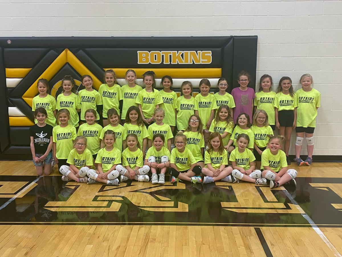 BotkinsVolley1's tweet image. Clinic is COMPLETE. These girls have worked sooo hard all week! Way to go Ladies! Botkins Future Volleyball is looking bright! 💛🏐