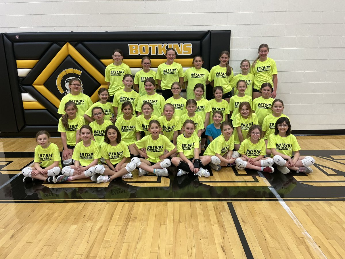 BotkinsVolley1's tweet image. Clinic is COMPLETE. These girls have worked sooo hard all week! Way to go Ladies! Botkins Future Volleyball is looking bright! 💛🏐