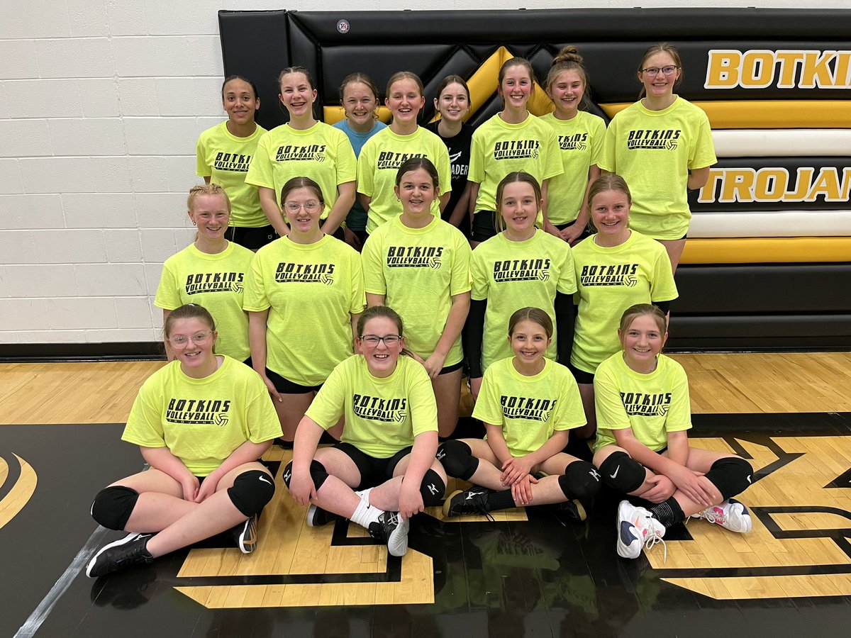 BotkinsVolley1's tweet image. Clinic is COMPLETE. These girls have worked sooo hard all week! Way to go Ladies! Botkins Future Volleyball is looking bright! 💛🏐