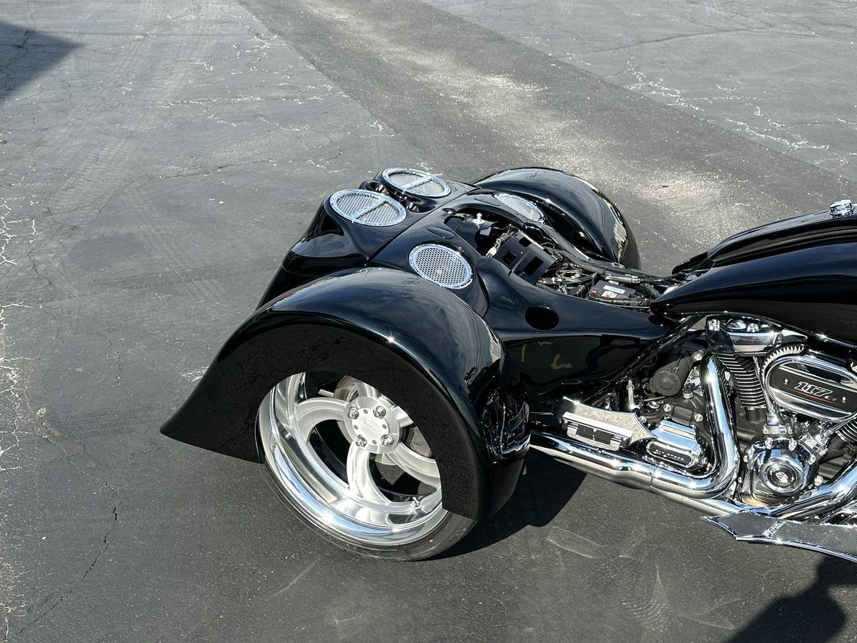 SINISTERWHEEL's tweet photo. Our #Diablo Wheel in #hotrod Finish
On a Badass Build by @daperformancebaggers 
#harley #trike #freewheeler #brushed #diablo #bigwheel #bigwheelbagger #chicagobaggers 

Check out more at
https://t.co/qJy6TAz0yA https://t.co/WjPoODONSp