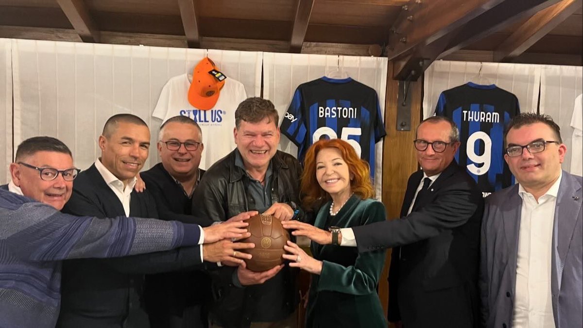 Bett_Calcaterra's tweet photo. Grazie dell’invito agli amici dell’#InterClubImbersago.
#Inter #InterClub #Imbersago #ForzaInter https://t.co/VSvOCKKaRw