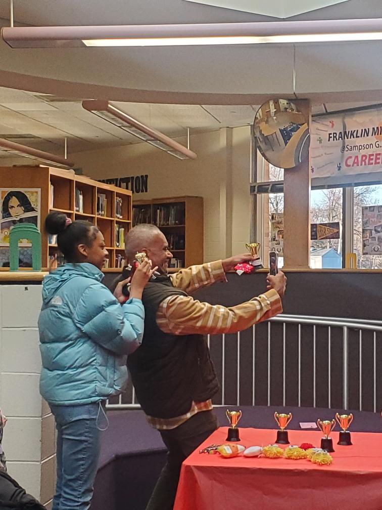 MrSheffrin_FTPS's tweet photo. The SGS Art Mural club had its 2nd Awards Ceremony where it unveiled the amazing mural they all worked so hard on! Thank you Ms. Walter for leading this awesome club and @MrPaspects_FTPS for helping with the awards! @SGS_FTPSchools @JilSantoniFTPS https://t.co/gGuQvT7sA5