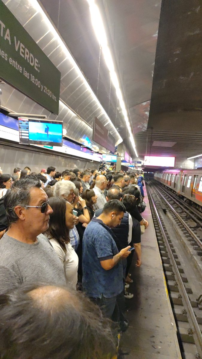 jdiazwalker's tweet photo. Que masa @Red_Movilidad en metro linea 4 todos los trenes parados @metrodesantiago https://t.co/ApYr7siL1z
