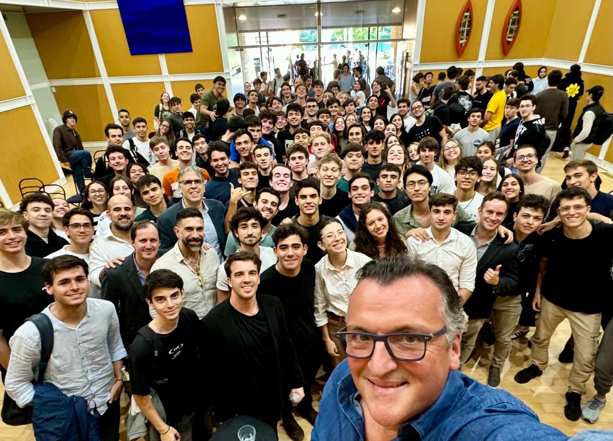 Linda tarde con los alumnos de la <a href="/UdeSA/">Universidad de San Andrés</a>. Gracias por invitarme! Ustedes son el talento y la ambición que 🇦🇷 necesita.