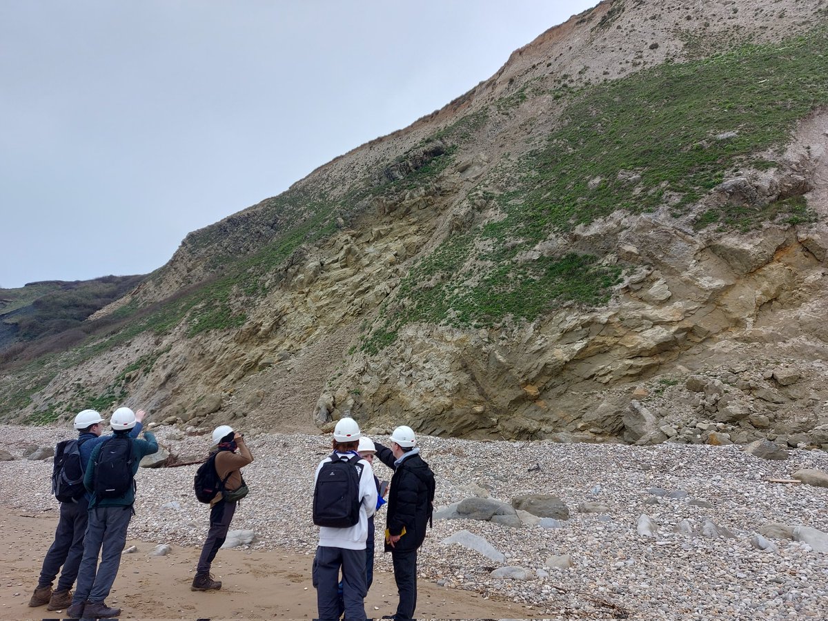 Day 2 of the @KEGS_Chelmsford Geology fieldtrip...a helpful talk on local geology by Martin at the Dino Isle museum, then a really fantastic fieldwork afternoon with Dr Tony Butcher of @UOP_SEGG who guided us through the excellent sequence at Yaverland. Thank you both!