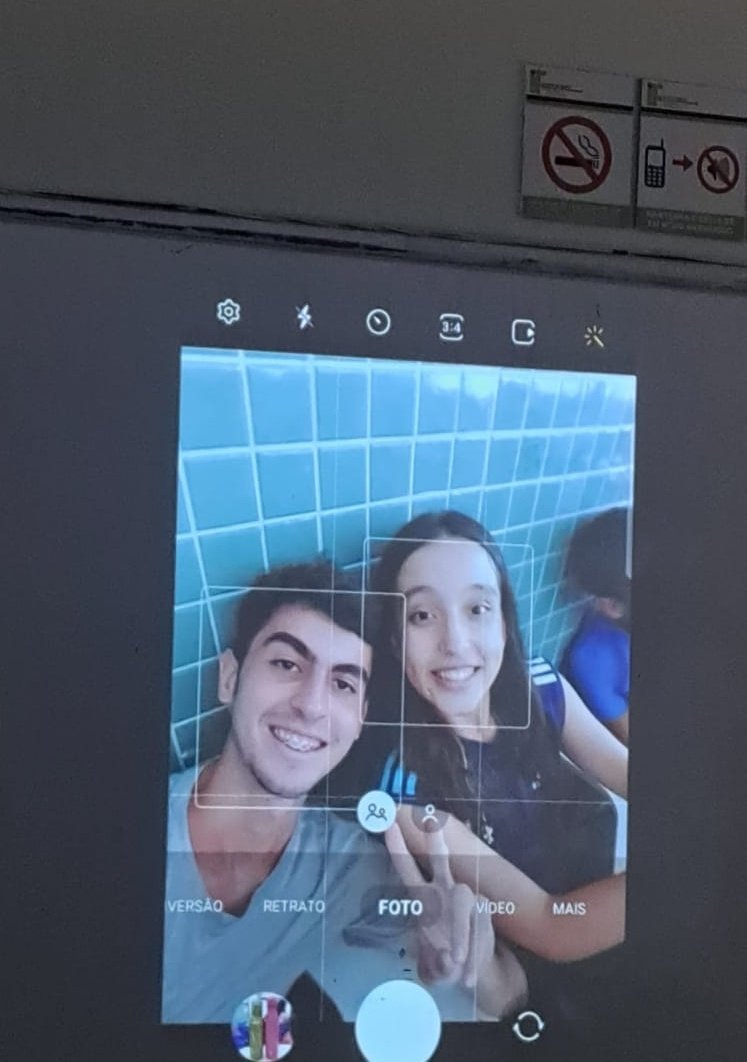mateusilveira16's tweet image. eu e minha colega de turma alannis projetados no quadro momentos antes da professora entrar na sala: