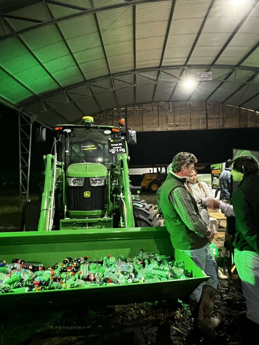 Interagrovial's tweet photo. #Ahora gracias por compartir nuestra misma pasión #JohnDeere @Interagrovial https://t.co/w9W1G7StQk