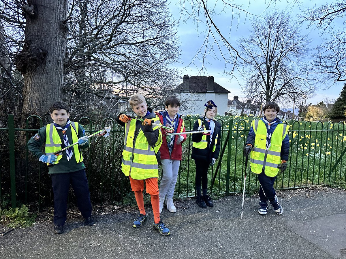 27 Cubs from @10thRoyalEltham took part in the Great British Spring Clean around Shooters Hill this evening and collected 4 bags of rubbish! Thank you @Royal_Greenwich for the loan of all the equipment #GBSpringClean #LitterHeroes #scouting #ShootersHill