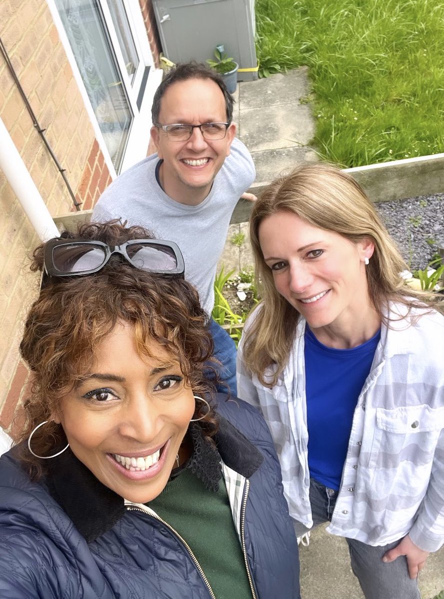 Another day, another fab house snoop minutes from the beach & surprisingly in good order for #homesunderthehammer @bbcone in #margate with these beauts @claire.meadows77 & our #notonsocials John 🤗 thanks for being Mum & feeding us Claire🥰 #housetohome #renovation #seasidehome💋