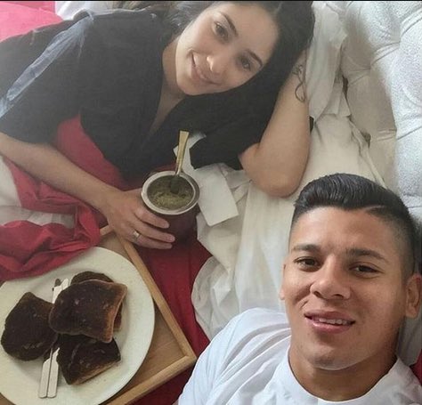 Vos preparas el mate, yo quemo las tostadas, y somos felices.

Enviar.