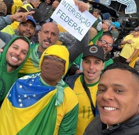 Em 2022, Robinho que chegou ir às ruas disfarçado, pra pedir intervenção federal.

Hoje a PF foi buscar ele em casa pra passar 9 anos preso pelo estupro que cometeu. 

Ta aí a tua intervenção, estuprador!