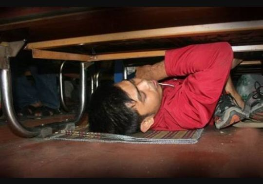HinoBalap's tweet photo. K3 Ekonomi

The Madness, sampe ada jargonnya "Belum Lebaran kalau toilet Kereta Ekonomi belum ada penumpangnya". 
Memorable banget sih, jual koran naik bawa banyak, turun udah abis. Buat tidur di kolong kursi https://t.co/QAJNsyS5ho