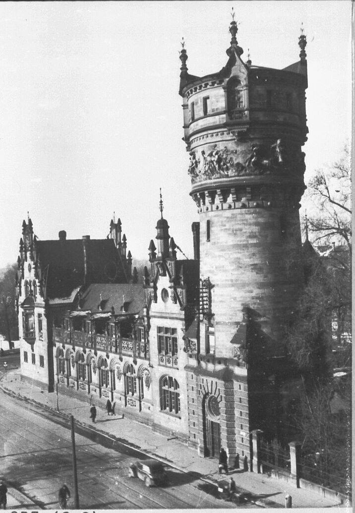 Ryansikorski10's tweet image. Hannover, Germany 🇩🇪

Attention to detail was a common theme in the old world. Not only was the architecture something to marvel at but these buildings were multi-purpose.

#Aether
#MultiPurpose 
#Detail