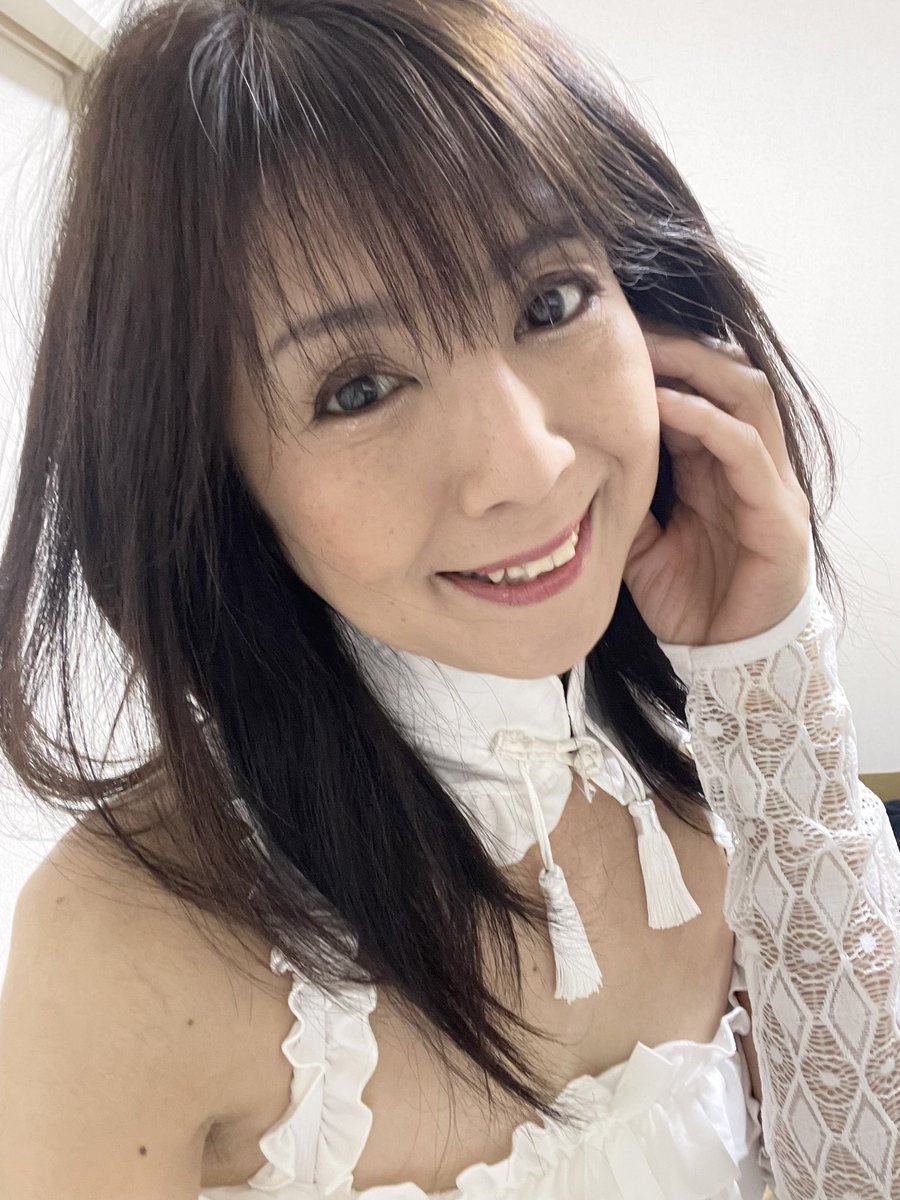 rui_saku's tweet photo. おはようございます😃本日５連勤目のルイサク。朝なかなか起きれなくて遅刻する〜と久しぶり猛ダッシュ💨何とかセーフ😌只今通勤途中。今回は白物を着てみた^_^白ってテンションが上がる⤴️ウエディングドレスも白のイメージだけど白って女性を綺麗に見せてくれる色なのかな、、、、？次回はもう少しだけ、これの引の写真を載せるからね😉行ってきまーす！