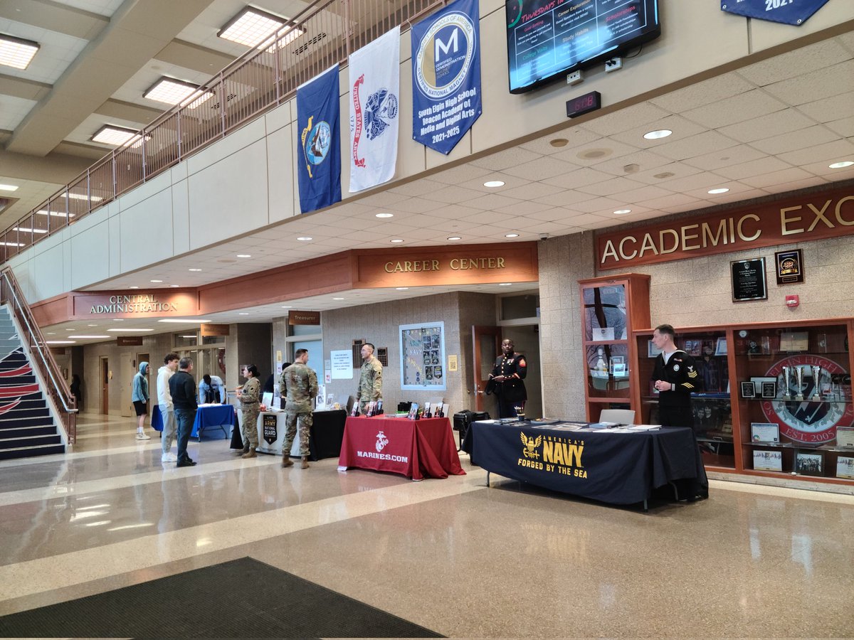 CaprioStewart's tweet photo. South Elgin presents Armed Forces Information Night #PostSecondaryOptions @SouthElgin @KurtJohansen6 https://t.co/M6KmS92wbH