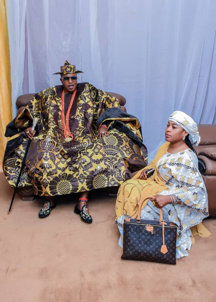 Princemoye1's tweet photo. Oba Rasheed Akanbi, Telu, Oluwo of Iwo, and Monsurat, a great daughter of Iwo-Land, who resides in kano and speaks hausa language fluently. She has a passion for human right defence and humanitarian service. She is a great human right crusader. God bless you, my sister and comrade. Ramadan kareem. Ire oo.
