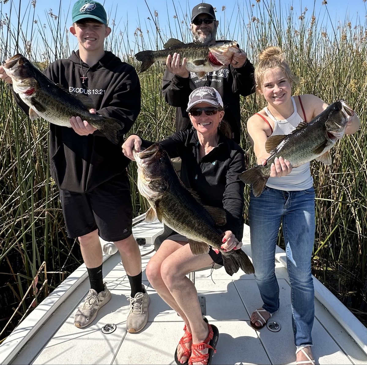 PSbassguide's tweet photo. Mark and his family from Colorado checking in with some nice largemouths bass today. Think Mark will be back?
Little windy and cold for Florida standards but we got on them anyway! Biggest was seven, several over five pounds.
#bigbass #bigtoho #Florida https://t.co/inyxu8FDK7
