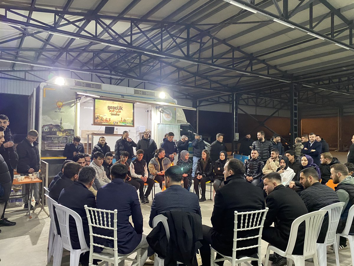 AKGencSakarya's tweet photo. 📍Söğütlü

İl SKM Başkanımız Emre Tan ve  İlçe Belediye Başkan Adayımız Selçuk Kurt ile birlikte ilçemizdeki genç kardeşlerimizle ateş başında sohbet ettik. Sıcak çayımız, rekabet ve eğlenceli yarışmamızla günü sonlandırdık. 
Gençliğin enerjisi doludizgin devam ediyor…🔥😎 https://t.co/SAe1lu4TmD