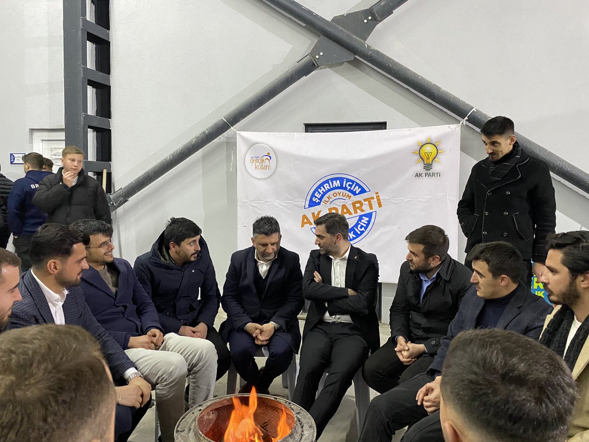 AKGencSakarya's tweet photo. 📍Söğütlü

İl SKM Başkanımız Emre Tan ve  İlçe Belediye Başkan Adayımız Selçuk Kurt ile birlikte ilçemizdeki genç kardeşlerimizle ateş başında sohbet ettik. Sıcak çayımız, rekabet ve eğlenceli yarışmamızla günü sonlandırdık. 
Gençliğin enerjisi doludizgin devam ediyor…🔥😎 https://t.co/SAe1lu4TmD