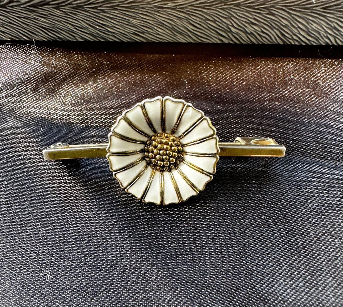 Vintage Danish “Marguerite Daisy” brooch circa 1950 4 cms length, 2.5 cms diameter. For sale £52.00 ⬇️
romyjeanvandp.etsy.com/listing/160314… 
#vintagejewelry #danishjewellery #vintagebrooch #daisybrooch #danishvintagebrooch #margueritedaisybrooch #vintagedanishjewellery