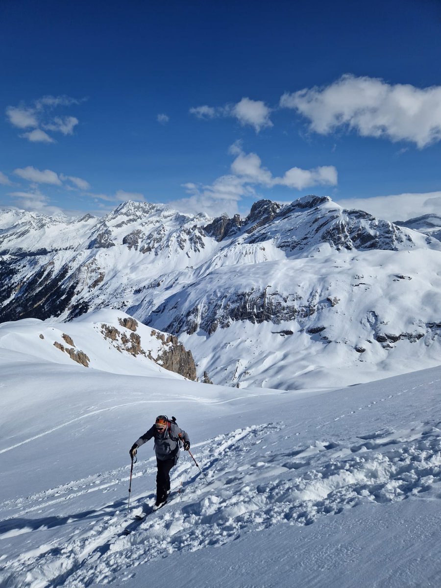 Catching up with #TheRestisPolitics and #Leading while plodding uphill #skitouring @RoryStewartUK @campbellclaret 600m altitude = Scaramucci + Tucker Eskew + Robert Sapolsky