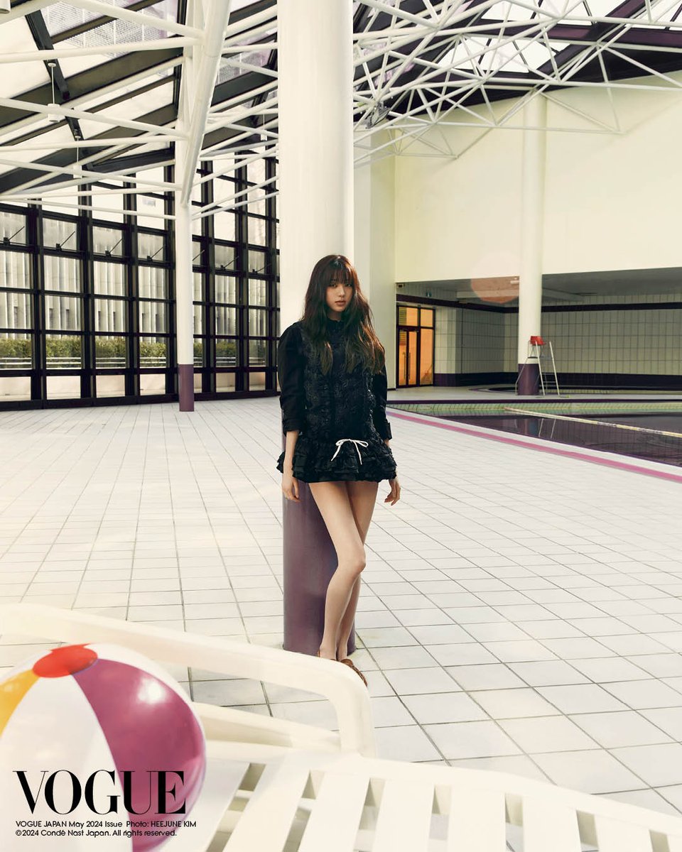 voguejp's tweet photo. IVEの #ウォニョン が語る"ステージの喜び"。

「私の名前が書かれたスローガンを掲げて声援を送ってくれる姿を、心から幸せな気持ちで目に焼き付けています」

インタビュー全文はこちら：https://t.co/PsoNtcH5qv

@IVEstarship @IVE_twt ＠IVEstarship_JP https://t.co/VCf5eyAyfg