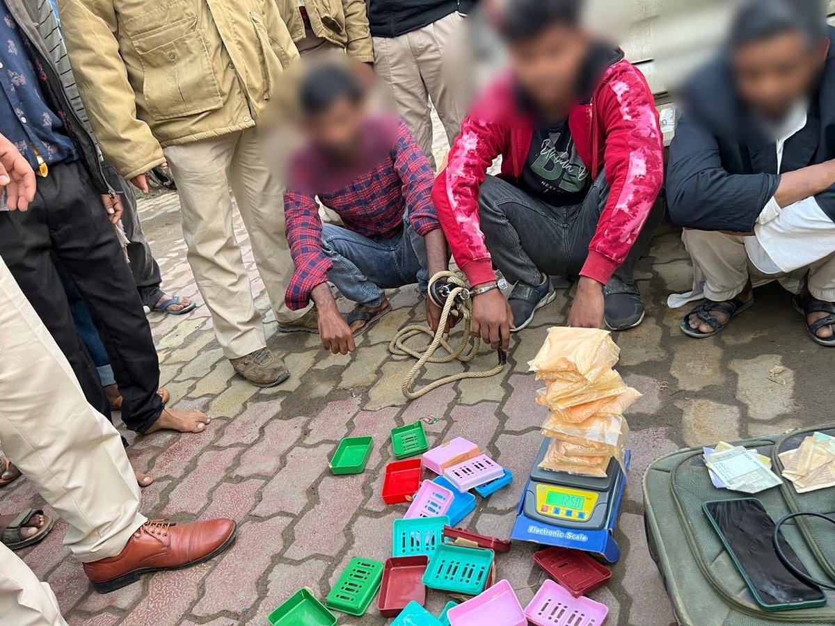 Today morning three persons namely 1.Md atabur Rahman 2. Md Oliullah 3. Md Muddashir Ali all are from Nagaon were arrested and recovered 11 no’s of soap cases containing suspected brown sugar (125.6 grams without container). @assampolice @gpsinghips