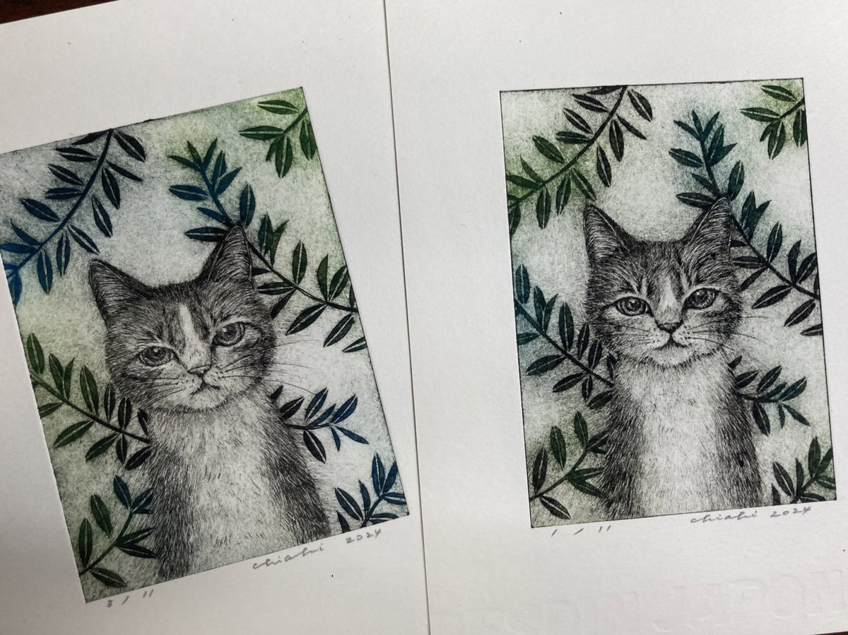 先日刷った版画にサイン入れ。 微笑んでいる猫と怒っている猫、 今なら