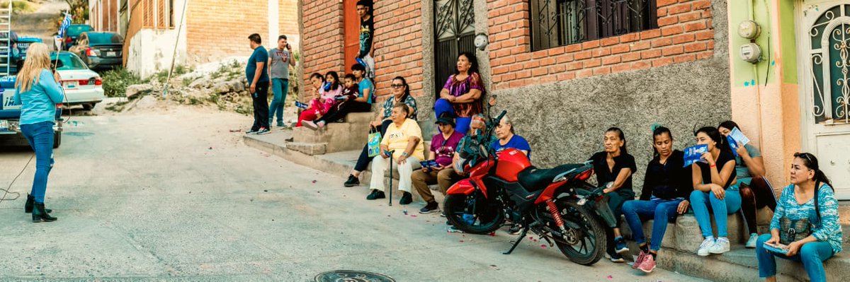MEsthermt's tweet photo. El día de hoy platique con vecinos de la calle Lopez Rayon, Gomez Farias y Avenida Carranza en la colonia Emilio Carranza en el municipio de Acámbaro, un gusto escucharlos y saludarlos. ✌️😁💙 #ConEstherClaroQueSePuede #FuerzayCorazón #VotaPAN #Distrito14GTO https://t.co/HXqaaPGTsE