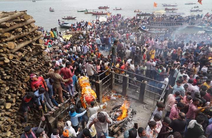 This is a Banaras Guru Life is equal to death here,find happiness in sorrow too... We also celebrate Holi with people who say goodbye. Masane ki Holi 🎨 Har har mahadev❤