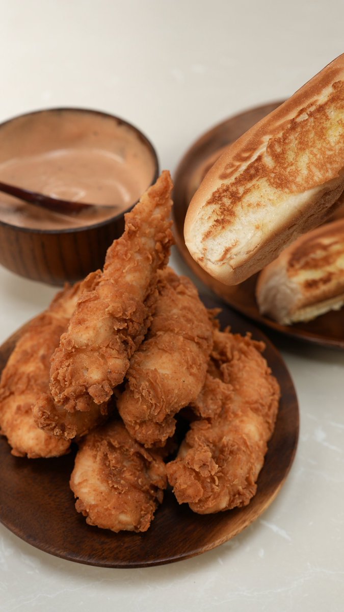 khairulaming's tweet photo. Puasa ke-11 : Ayam Goreng ala Raising Cane’s

Selalu nampak orang makan ayam ni kat fyp tapi tak ada jual kat Malaysia. Sedap rupanyaa 🥹 Sesuai kalau peniaga nak jual kat food festival, pasal malam, or jual kat tepi jalan https://t.co/eFA7lg02LM