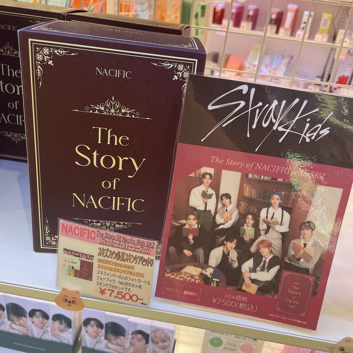 cosmetics_CAROL's tweet photo. 大人気のスキズコラボも残りわずか🥹🤍
各種豪華な特典がついております🫶🏻
#スキズ #StrayKids #韓国コスメ #NACIFIC #高の原 #イオンモール #イオンモール高の原 #奈良県 #京都府 #スキズ好きな人と繋がりたい #スキズグッズ 🇰🇷 https://t.co/S4bIy2z5un