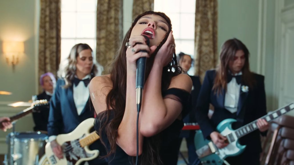 PopCrave's tweet photo. Olivia Rodrigo in the music video for “obsessed.” https://t.co/KpwivghcOa
