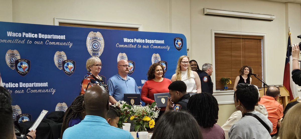 Kibramoa's tweet photo. Recognition for volunteer service.
The community outreach coordinator who oversees the CPAAA activities and volunteers also got an award for her service to the department.
Citizen Police Academy Alumni
#CPAAA #volunteer #community #communityoutreach https://t.co/WTc44eZv2J