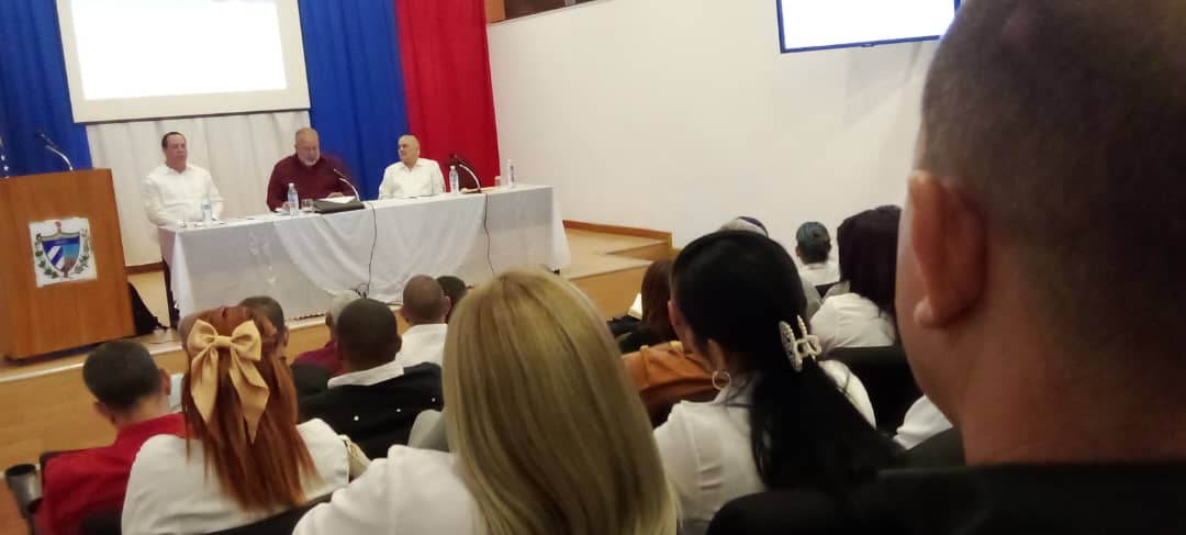 En la mañana de hoy el primer ministro de Cuba Manuel Marrero acompañado del ministro del Minsap Dr. José Ángel Portal Miranda y Dagoberto Rodríguez Barrera Embajador de Cuba en Venezuela intercambio con colaboradores como parte de su visita a Venezuela 
. #CubaPorLaVida #Cuba