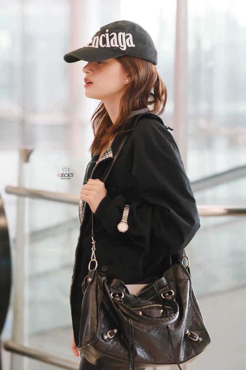 BeckyCandyHouse's tweet photo. My handsome bb @AngelssBecky 

Have a nice trip❤️

#TeamArmstrong
#BalenciagaxBecky 
#beckysangels https://t.co/yUwfIZrLc4