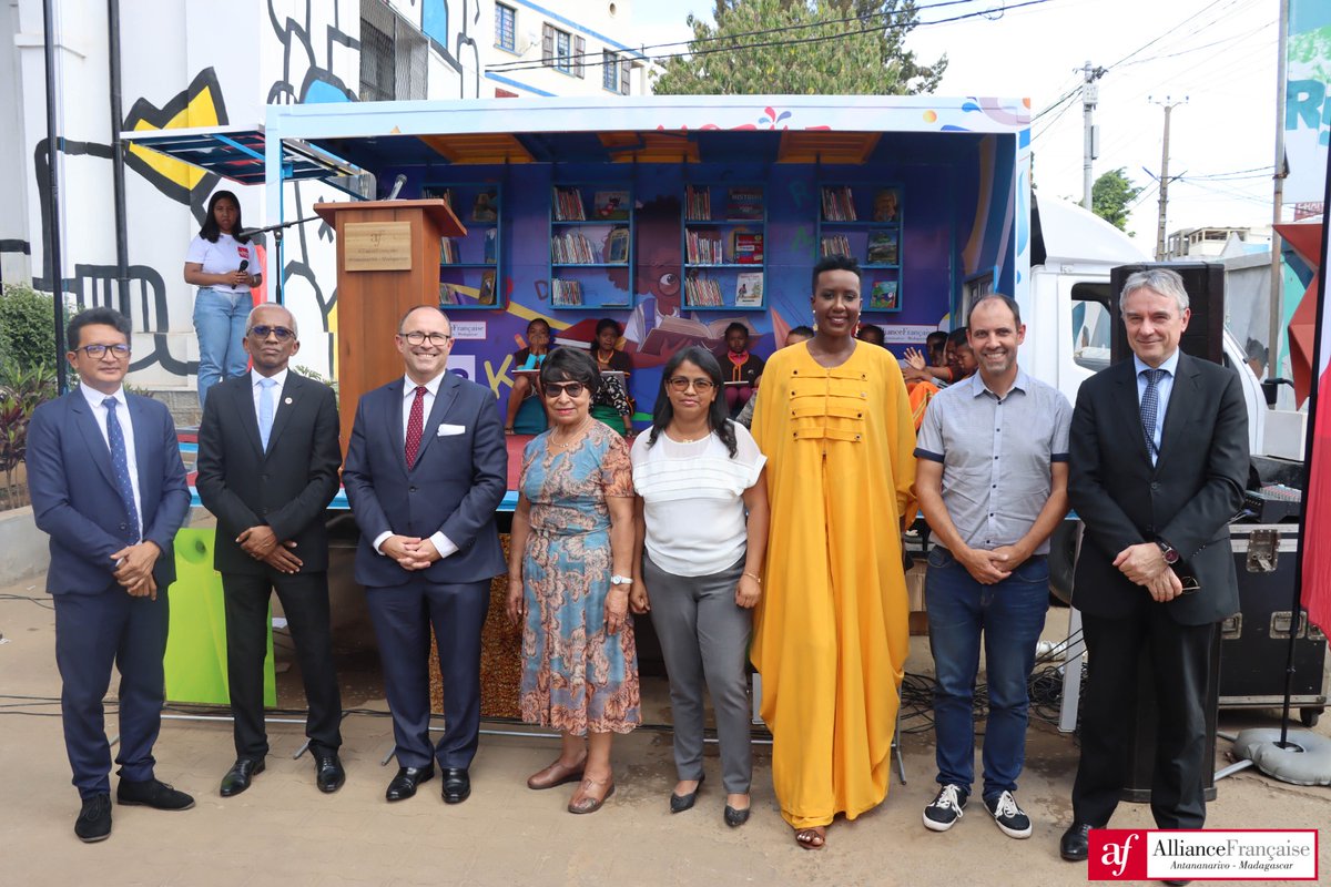 France à Madagascar 🇫🇷 🇪🇺 (@ambafrmada) on Twitter photo Lancement de la saison 2024 de l'Alliance Mobile de l'<a href="/AF_antananarivo/">Alliance Française d'Antananarivo</a> 🚍Au programme : cours de français, activités culturelles et lecture dans les quartiers de Tananarive. Un projet soutenu par l'Ambassade de 🇫🇷 et <a href="/TotalEnergies/">TotalEnergies</a>. Lancement de la saison 2024 de l'Alliance Mobile de l'<a href="/AF_antananarivo/">Alliance Française d'Antananarivo</a> 🚍Au programme : cours de français, activités culturelles et lecture dans les quartiers de Tananarive. Un projet soutenu par l'Ambassade de 🇫🇷 et <a href="/TotalEnergies/">TotalEnergies</a>.