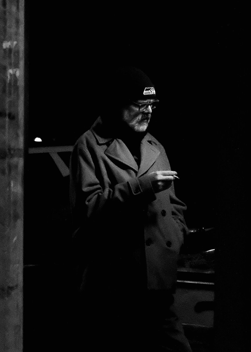 #AlphabetChallenge #WeekL 

‘L’ is for Lost in thought

#streetphotography #日常 #非日常 
#NightPhotography #streetscenes 
#blackandwhitephotography #白黒土曜