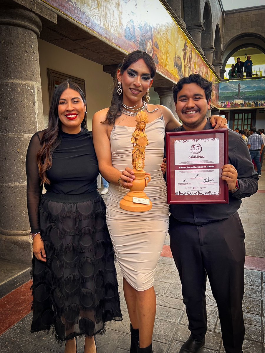 SoyMascorro's tweet photo. ¡Siendo históricas en Tonalá! 🔥🏳️‍⚧️

El día de hoy se llevó acabo la entrega de la Presea Cihualpilli XV Edición, el premio más importante para las mujeres tonaltecas de nuestro municipio, y por primera vez en la historia de nuestra ciudad una mujer Trans es galardonada 👏🏽 https://t.co/tnqNQNrMLE